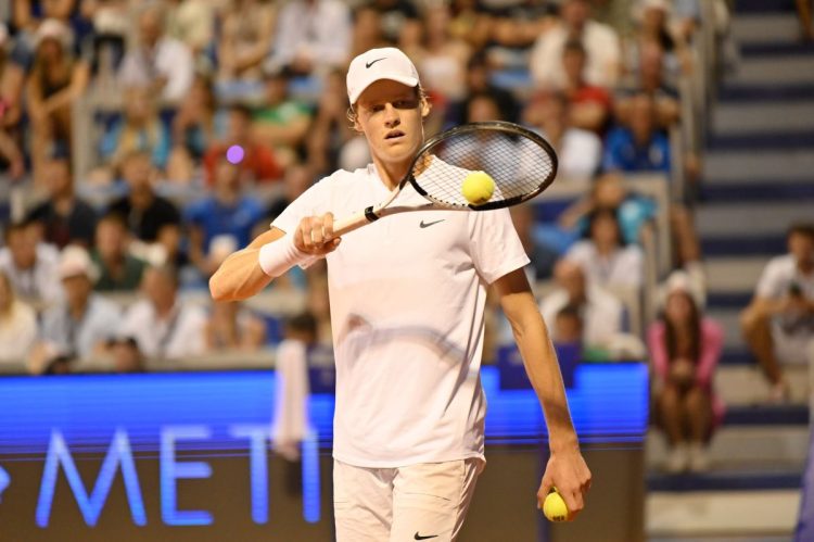 Problemi all’anca per Sinner, fuori ai quarti ad Adelaide