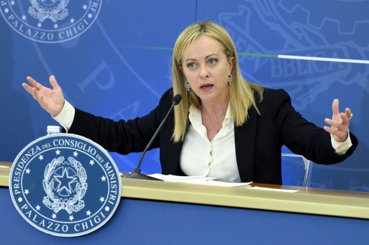 Carburanti, Meloni “Giusto tagliare le accise, ma ora non è possibile”