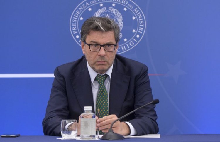Carburanti, Giorgetti “Il governo monitorerà i livelli dei prezzi”