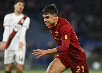 Magia Dybala, la Roma batte il Genoa e va ai quarti