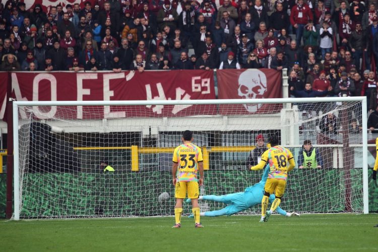 Nzola su rigore, lo Spezia vince in casa del Torino