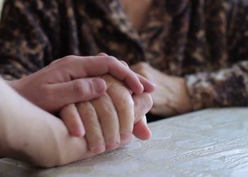 Nuovo contratto colf, baby-sitter e badanti, scattano gli aumenti