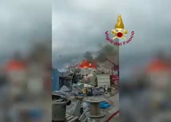 Violento incendio in una discarica di rifiuti urbani a Modugno