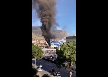 Incendio sul traghetto Palermo-Napoli, non ancora spento il rogo