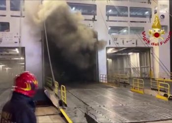 Incendio sul traghetto Palermo-Napoli, le immagini dei soccorsi