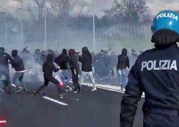 Battaglia sull’A1, scontri tra ultrà di Roma e Napoli: un ferito