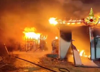In fiamme un capannone agricolo in provincia di Venezia