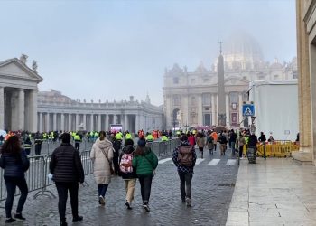 Addio a Benedetto XVI, i fedeli “Ha cambiato le sorti della Chiesa”