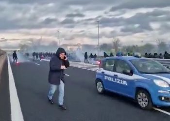 Scontri tra tifosi in autostrada, arrestate 4 persone