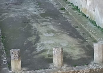 Via Tenente Ottaviano a Ragusa Ibla: scambiata per un orinatoio all'aperto