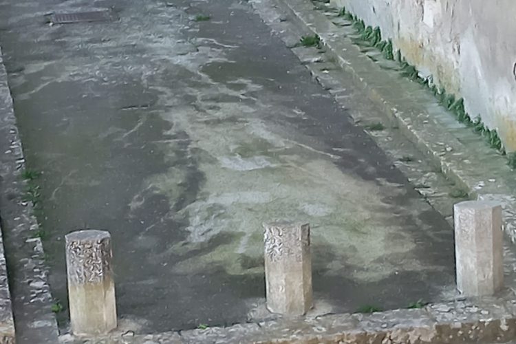 Via Tenente Ottaviano a Ragusa Ibla: scambiata per un orinatoio all'aperto