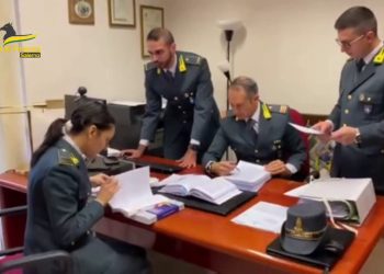 Frode fiscale su vendita carburanti, 9 indagati a Salerno