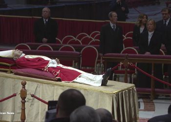 L’omaggio di Giorgia Meloni a Benedetto XVI, le immagini