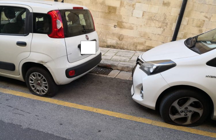 Pneumatici tagliati alle auto in sosta a Ragusa