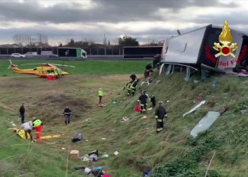 Si ribalta pullman su A13, due feriti gravi trasportati in elisoccorso