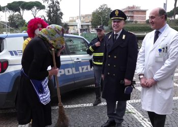 Poliziotta “befana” per i bambini del Policlinico Gemelli di Roma