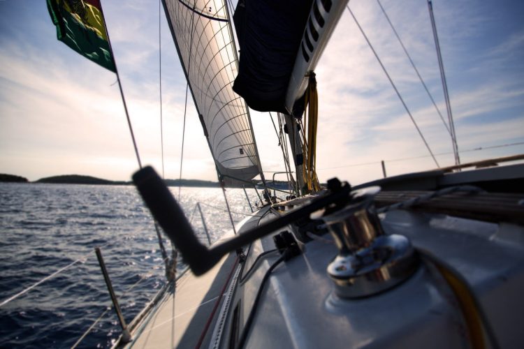 Aveva barca a vela ma percepiva reddito di cittadinanza: denunciato