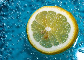 Ecco perchè bere acqua calda e limone al mattino: benefici