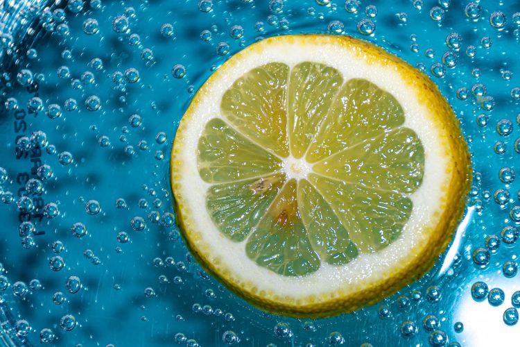 Ecco perchè bere acqua calda e limone al mattino: benefici