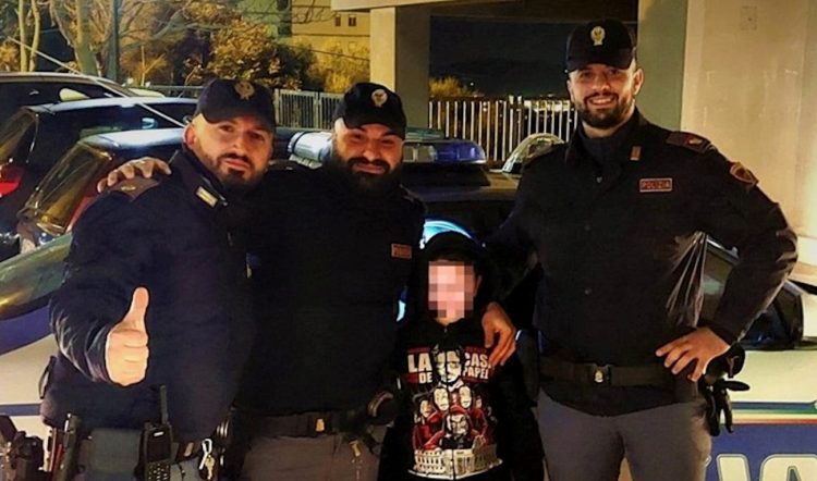 Bimbo si allontana da casa dei nonni e si perde: ritrovato in una stradina sterrata al buio