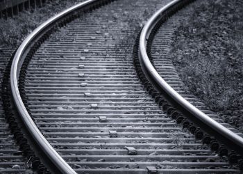 Spinto sotto un treno per portargli via la felpa: fermati 2 minori