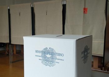 Omicidio confessato in cabina elettorale: so che hai ucciso un uomo, tanto ti prenderanno