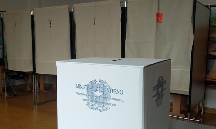 Omicidio confessato in cabina elettorale: so che hai ucciso un uomo, tanto ti prenderanno