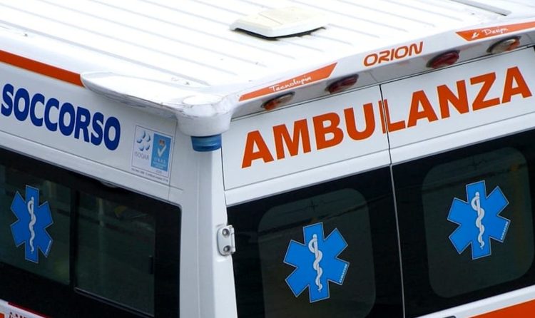 Cade e muore mentre lava i vetri