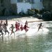 Capodanno: fanno bagno al mare vestiti da Babbo Natale
