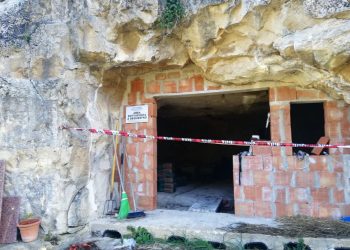 Ragusa, sequestro di case abusive costruite in grotte rupestri