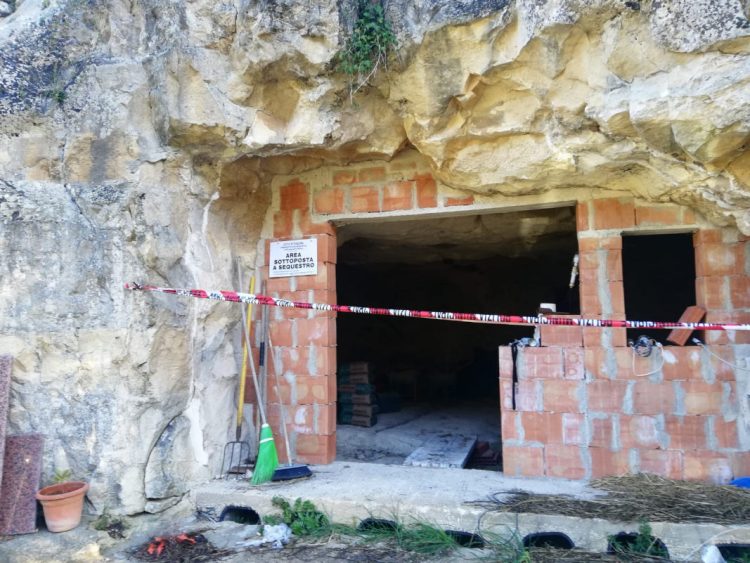 Ragusa, sequestro di case abusive costruite in grotte rupestri
