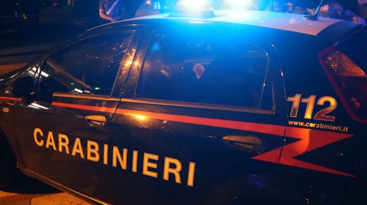 Colpisce il compagno con una roncola per gelosia: fermato 68enne