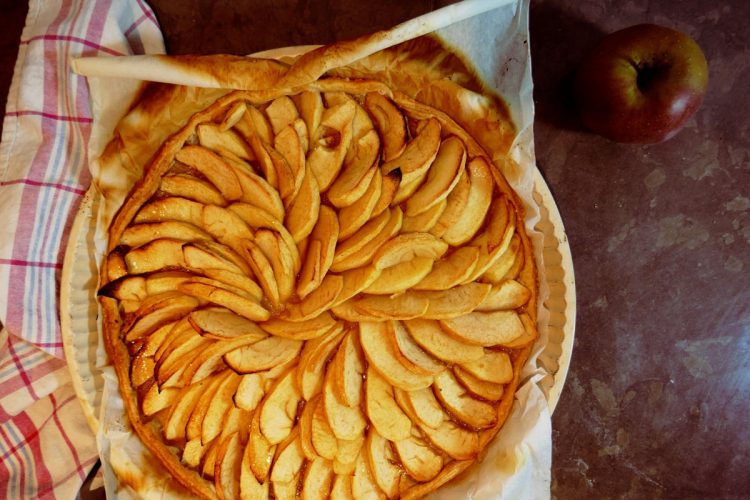 Crostata di mele fatta in casa: la ricetta per preparare un dolce classico