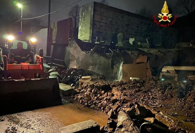 Forte maltempo, allagamenti nel Fiorentino: crolla muro a Prato