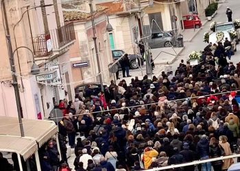 L'ultimo saluto a Carla Interlandi ad Acate: lacrime e dolore