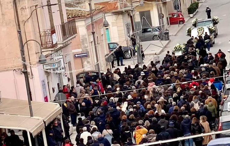 L'ultimo saluto a Carla Interlandi ad Acate: lacrime e dolore