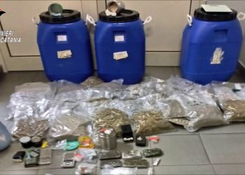 Controllavano in video “deposito” di droga, due arresti nel Catanese