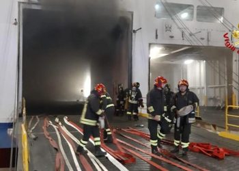 Paura sul traghetto Palermo-Napoli, incendio ancora in corso: salvi i passeggeri