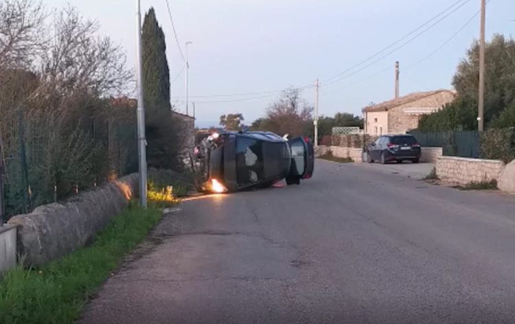 Incidente stradale a Modica: auto si ribalta