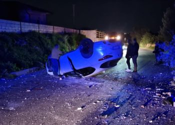 Incidente a Modica, auto cappotta: ferita una donna