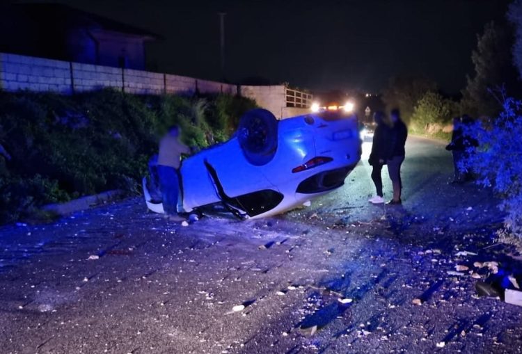 Incidente a Modica, auto cappotta: ferita una donna