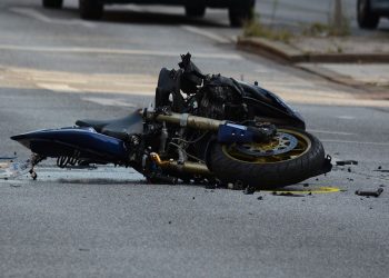 Terribile incidente a Catania, moto travolta da camion: un morto