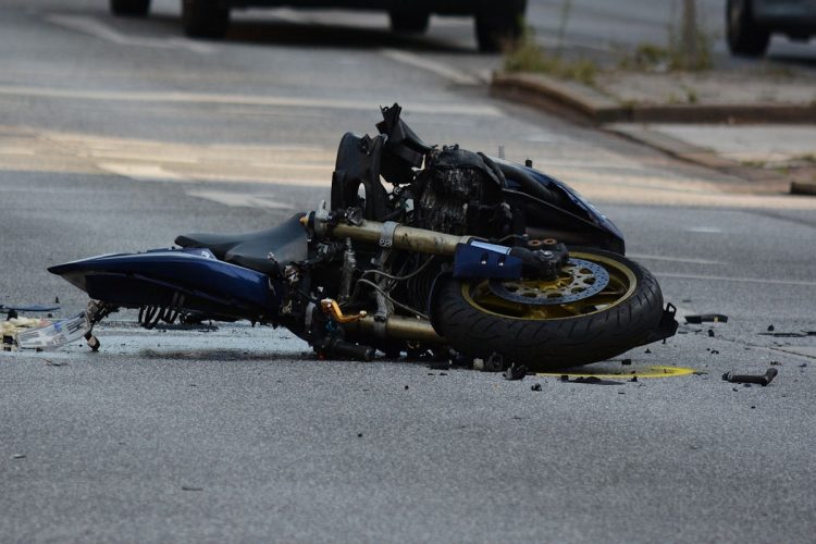 Terribile incidente a Catania, moto travolta da camion: un morto