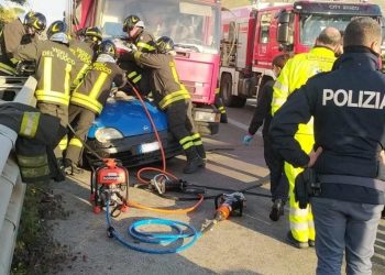 Terribile incidente sulla A29 nel Palermitano, scontro tra auto e furgone