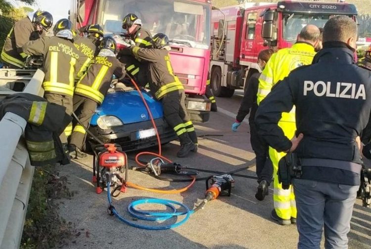 Terribile incidente sulla A29 nel Palermitano, scontro tra auto e furgone