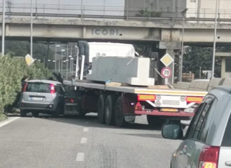 Incidente stradale a Ragusa: scontro auto-tir