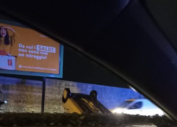 Incidente, auto cappotta vicino al centro commerciale Le Masserie