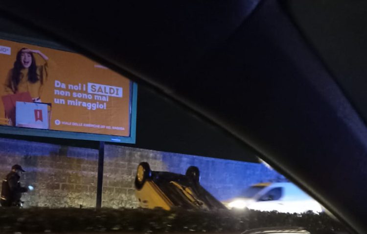Incidente, auto cappotta vicino al centro commerciale Le Masserie