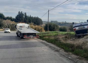Incidente a Vittoria: auto si ribalta dopo lo scontro