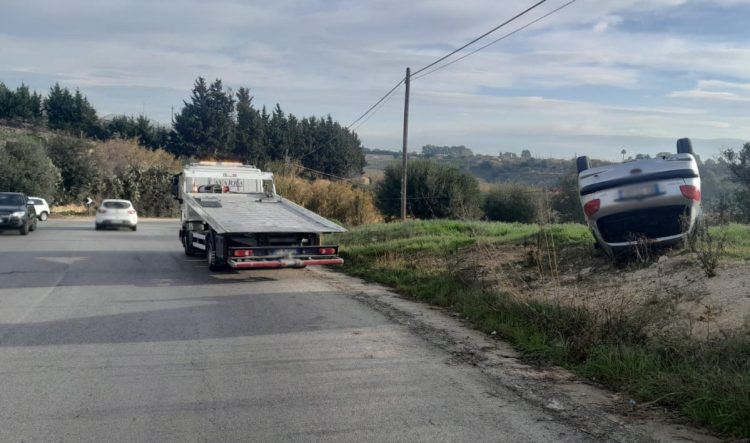 Incidente a Vittoria: auto si ribalta dopo lo scontro